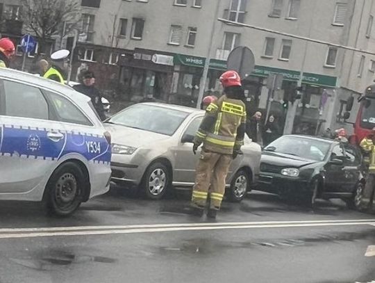 Wypadek w centrum Ciechanowa. Zderzyły się dwie osobówki