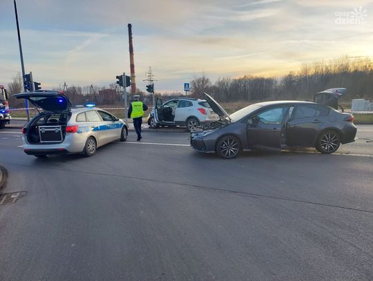 Wypadek w Ciechanowie! Kierowca Opla trafił do szpitala po zderzeniu z Toyotą