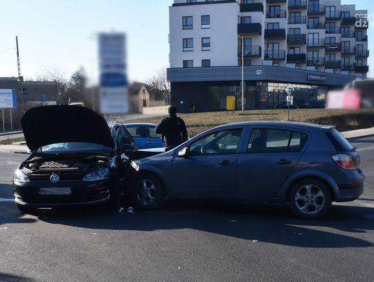 Wypadek w Mławie - dwie osoby w szpitalu po zderzeniu na Sienkiewicza