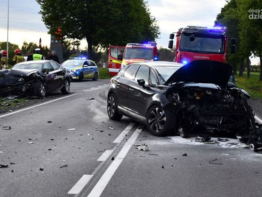 Wypadek w Stupsku. Ranni rodzice z 2-letnim dzieckiem po czołowym zderzeniu na DW 615 Wypadek w Stupsku. Ranni rodzice z 2-letnim dzieckiem po czołowym zderzeniu na DW 615