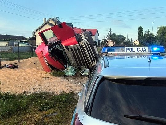 Wypadek we Wróblewie. TIR w rowie, ranna 19-letnia pasażerka trafiła do szpitala w Ciechanowie