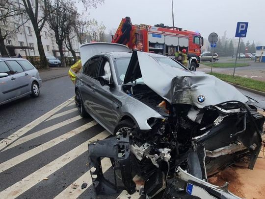 Wypadł z drogi i uderzył w drzewo. Groźny wypadek na 17 Stycznia