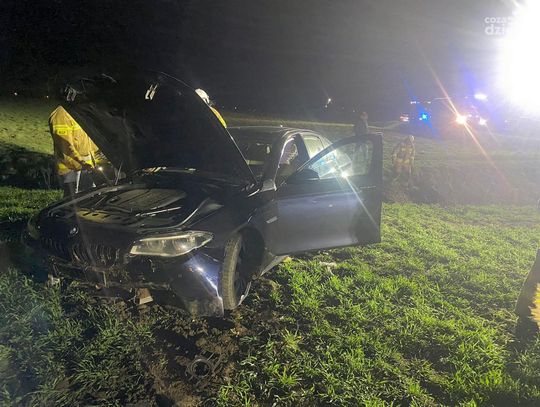 Wypadł z drogi. Jedna osoba poszkodowana
