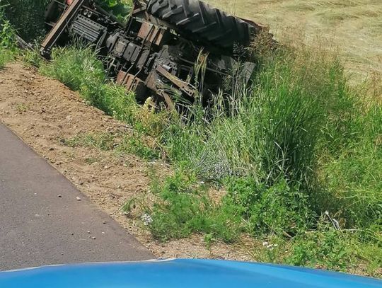 Wypity alkohol nie pozwolił mężczyźnie dotrzeć do domu traktorem. Pojazd został w rowie