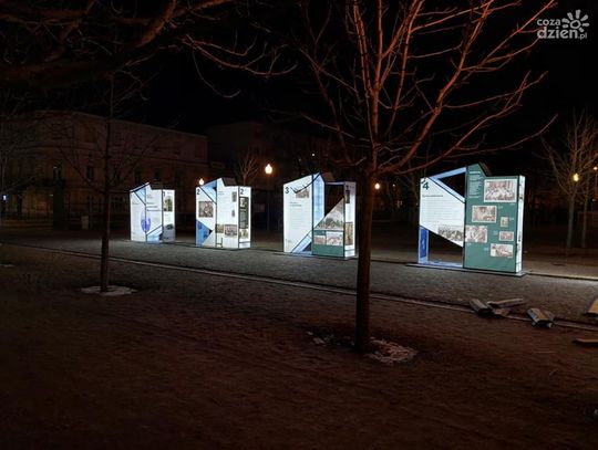 Wystawa plenerowa oparta na archiwach domowych jest do obejrzenia w Mławie