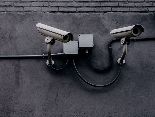 Kamery monitoringu na ścianie budynku