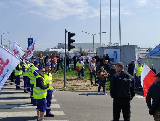 Wyższych płac domagają się pracownicy wielkiej firmy papierniczej w Ciechanowie. Strajkują bezterminowo, do skutku
