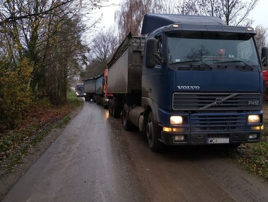 Zablokowana droga powiatowa 1206W. Powodem załadunek buraków