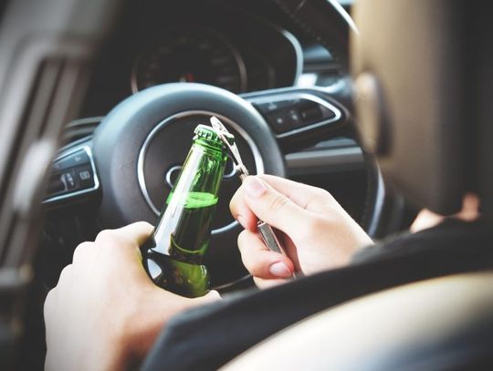 Zabrali mu kluczyki: Pijany recydywista w Glinojecku uderzył w auto. Miał 3 promile!