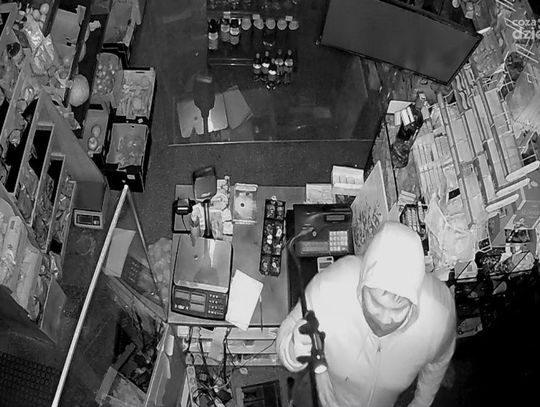 Zamaskowani mężczyźni okradli sklep! Policja na tropie jednego sprawcy