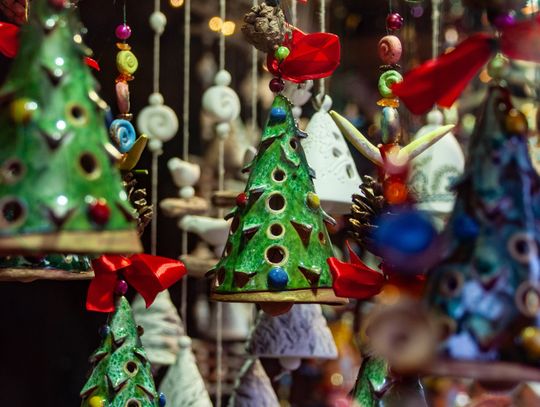 Zapach barszczu, rękodzieło i dźwięki orkiestry. Jarmark Bożonarodzeniowy wraca na Warszawską Ozdoby świąteczna na jarmarku