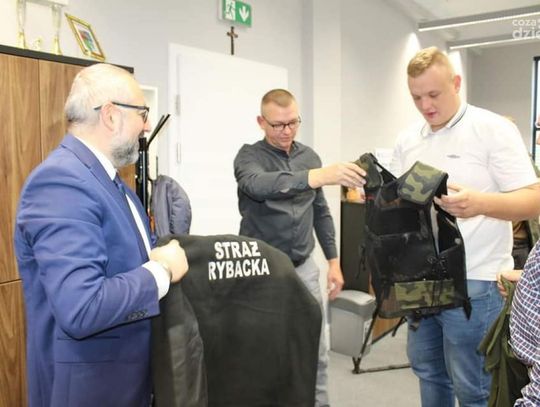Zarząd Powiatu Przasnyskiego dał mundury Społecznej Staży Rybackiej