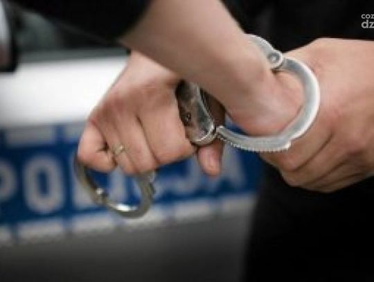 Zatrzymanie kierowcy z zakazem prowadzenia pojazdów - odkryto amfetaminę w jego samochodzie