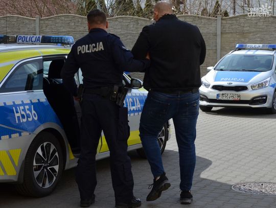 Zatrzymany z kilogramem amfetaminy i bronią. Recydywista wpadł w Szydłowie