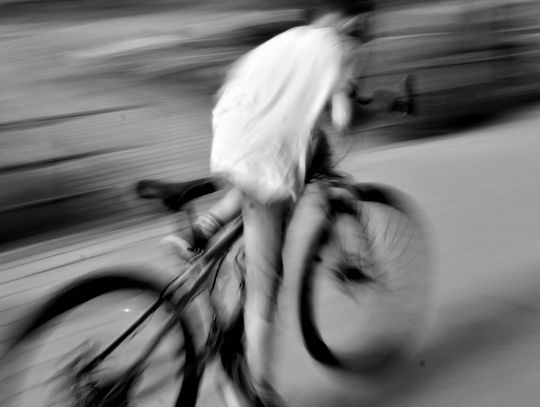 Zderzenie rowerzysty z autem nie wróży niczego dobrego - przybyło kolizji w ostatnim czasie