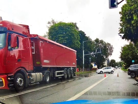 Zderzenie tira z osobówką w Mławie. Ranna kobieta trafiła do szpitala, ruch jest całkowicie zablokowany