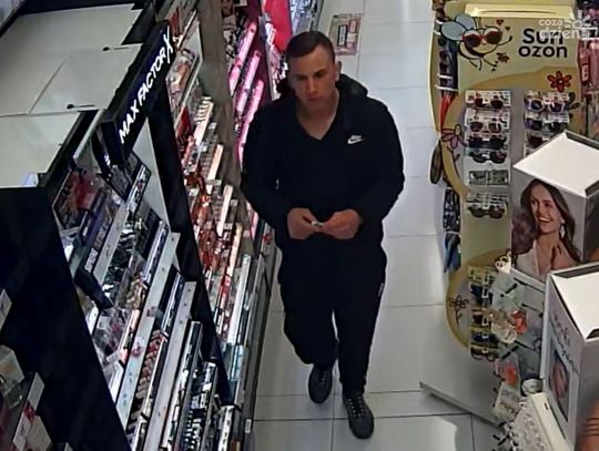 Złodziej perfum poszukiwany w Ciechanowie. Czy ktoś go widział?
