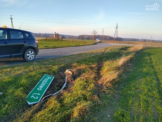 Znak wyrwany wraz z betonową podstawą. Wandale w akcji