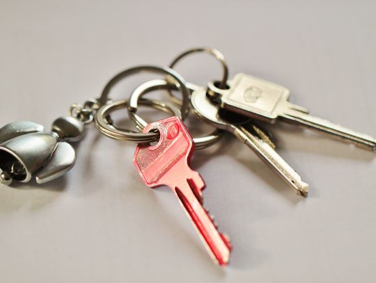 Znalazła klucze sąsiadki i zrobiła sobie z nich użytek. 36-latka z 13 zarzutami Klucze do mieszkania