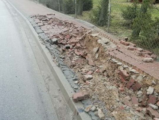 Zniszczono chodnik w Mosakach