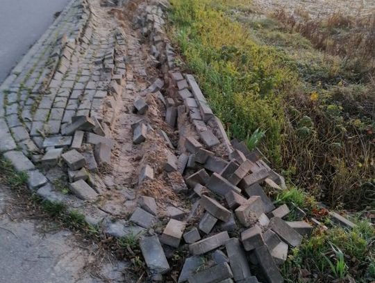 Zniszczony chodnik w Bądkowie. Sprawą zajmie się policja!