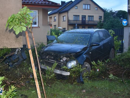 Zniszczył ogrodzenie i ścianę budynku. Wraz z pasażerem ulotnił się z miejsca zdarzenia