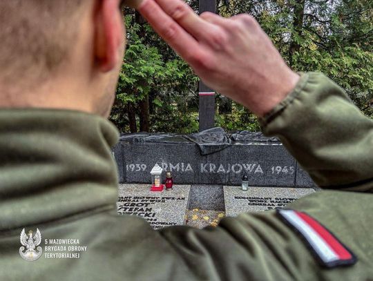 "Żołnierska Pamięć" na Mazowszu. Terytorialsi z Ciechanowa posprzątali groby bohaterów. Żołnierz salutuje oddając hołd bohaterom