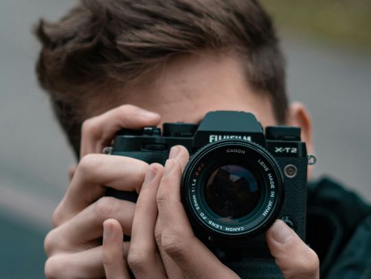 Fotoreporter przy robieniu zdjęcia