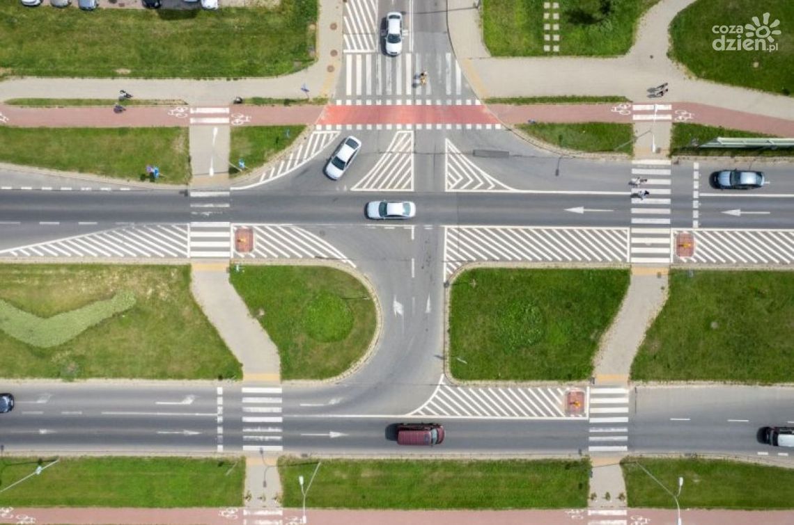 104 km/h na Armii Krajowej. Policjantom tłumaczył, że ma za szybkie auto