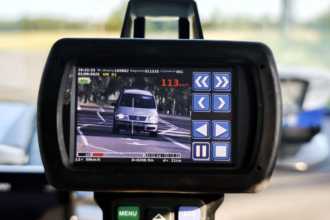 Policyjny patrol SPEED dokonujący kontroli prędkości na drodze.