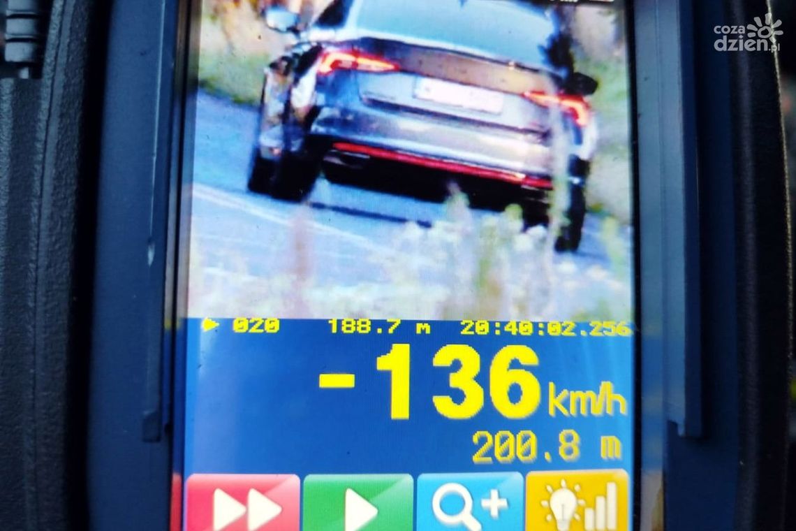 136 km/h w terenie zabudowanym! Wakacyjny weekend i czarna seria piratów drogowych