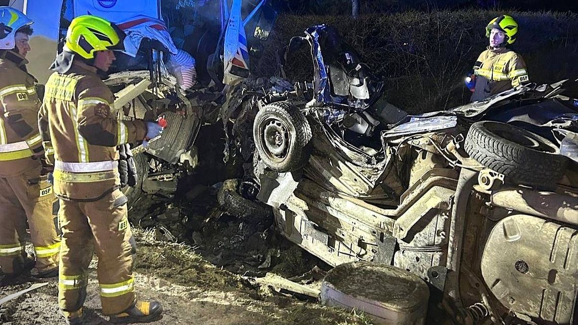 15 wypadków i 35 pijanych kierowców. Bilans świąt na mazowieckich drogach Zmiażdżone auto