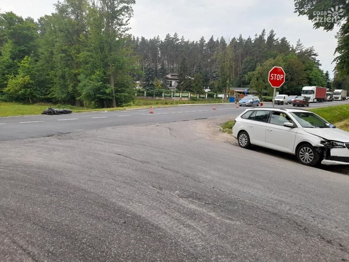 17-latek w szpitalu. Utrudnienia w Pęchcinie po zderzeniu osobówki i motocykla