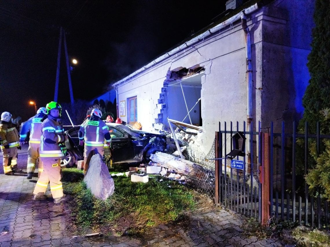 Samochód BMW wbił się w ścianę domu