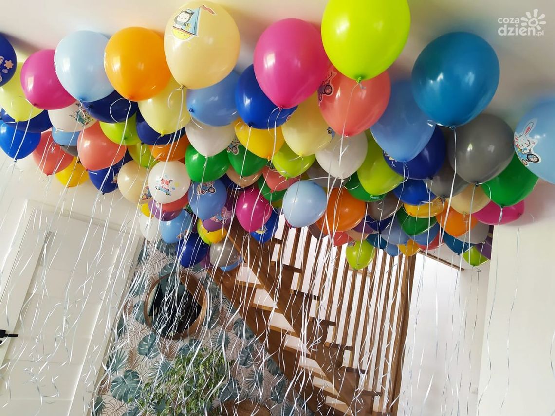 2 dziewczyny, 1 balon i do tego spółka