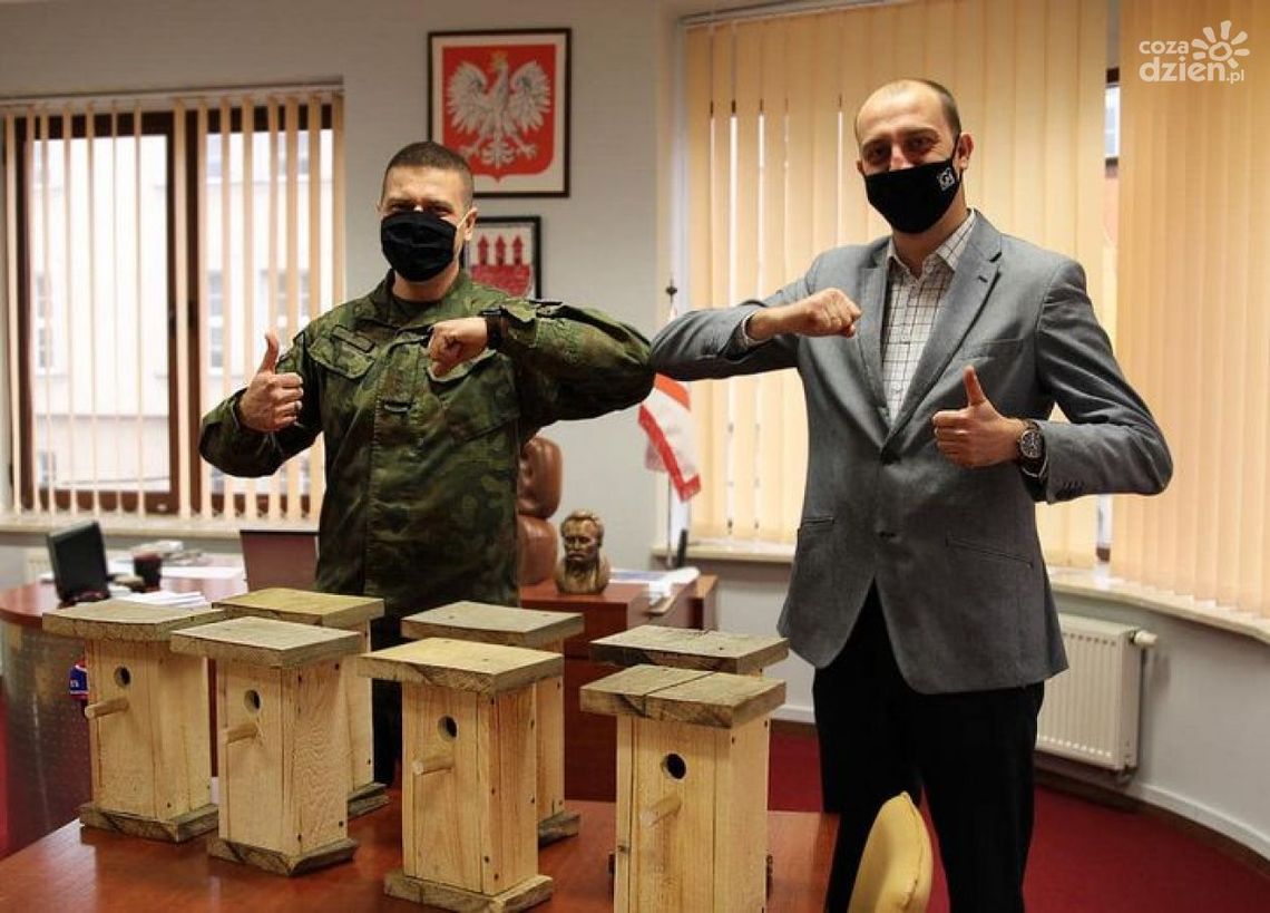 2 OREL przekazał budki burmistrzowi Przasnysza 2 OREL przekazał budki burmistrzowi Przasnysza