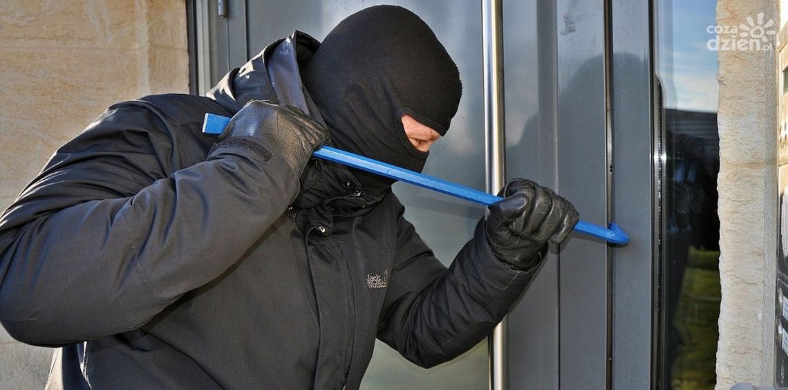21-latek zatrzymany za włamania i kradzieże w Ciechanowie