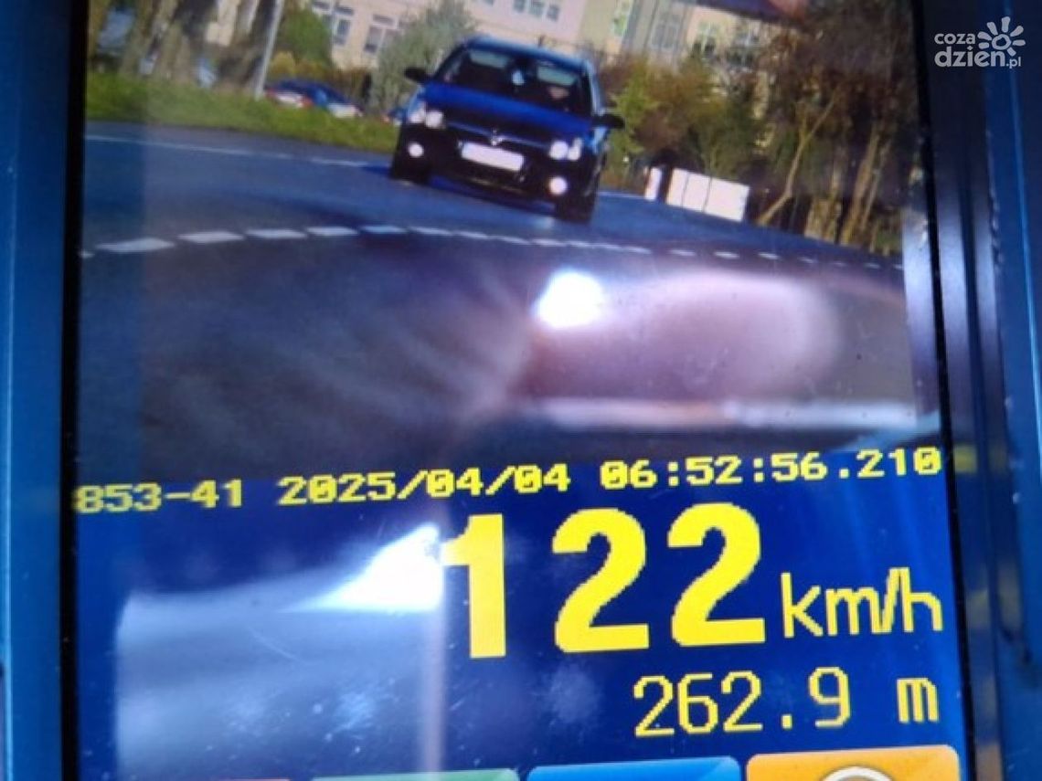 26-latek z powiatu płockiego pędził 122 km/h w terenie zabudowanym. Mandat, punkty karne i utrata prawa jazdy to skutki jego jazdy