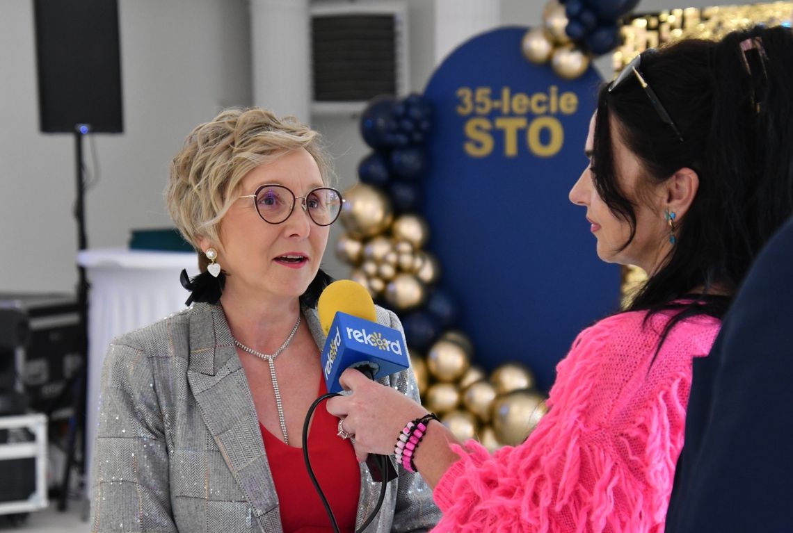 Katarzyna Stawicka rozmawia z reporterami