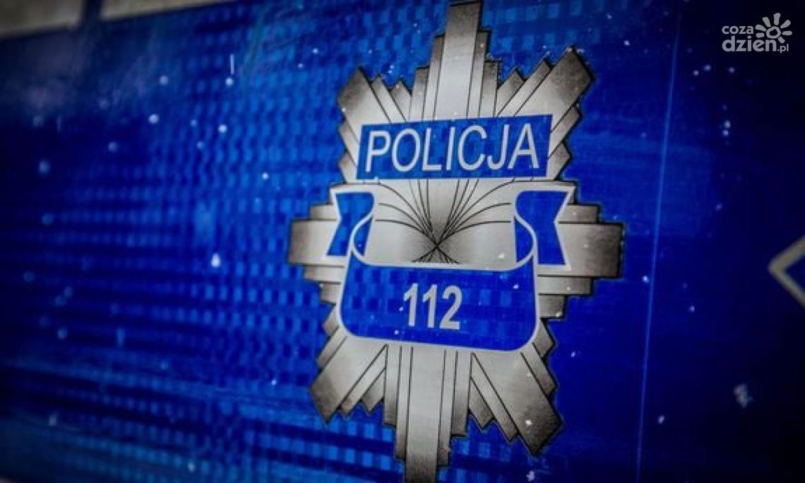41-letni motorowerzysta, po wywróceniu się na jezdnię, nieprzytomny trafił do szpitala.