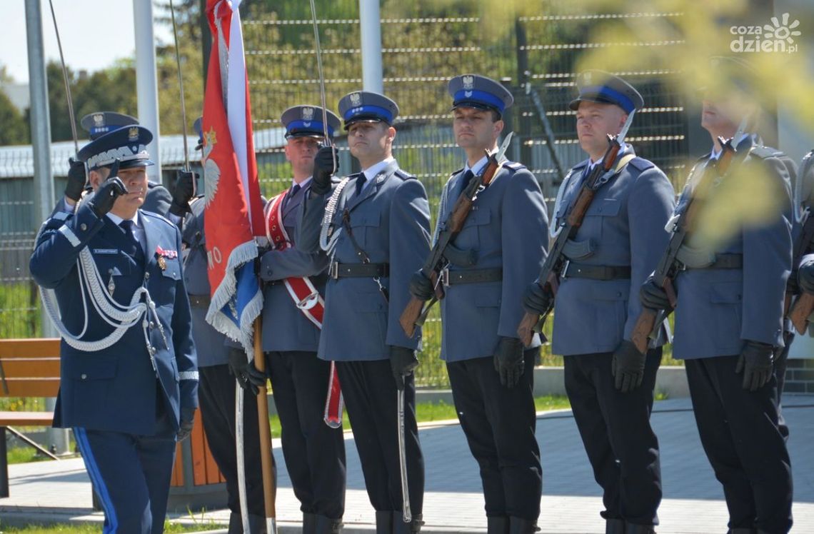 65 nowych funkcjonariuszy złożyło ślubowanie. 7 trafi do Ciechanowa. Wielkie otwarcie nowej komendy policji w Pułtusku