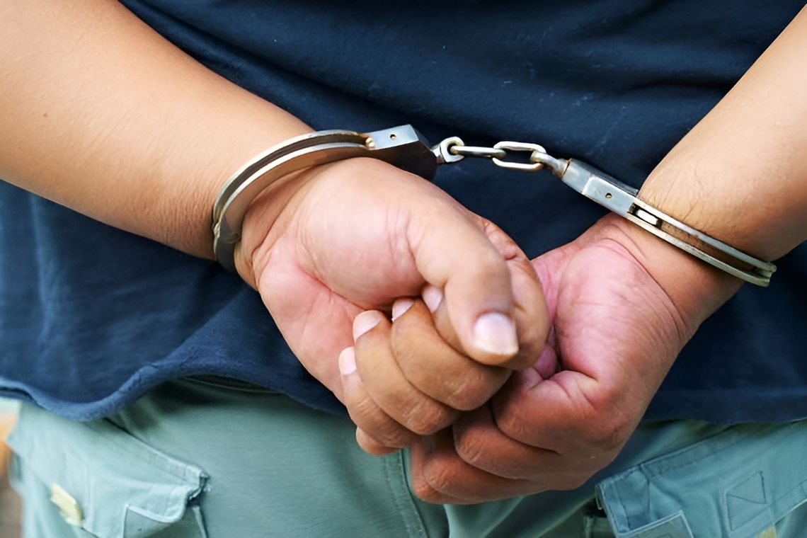 Kajdanki na nadgarstkach zatrzymanego