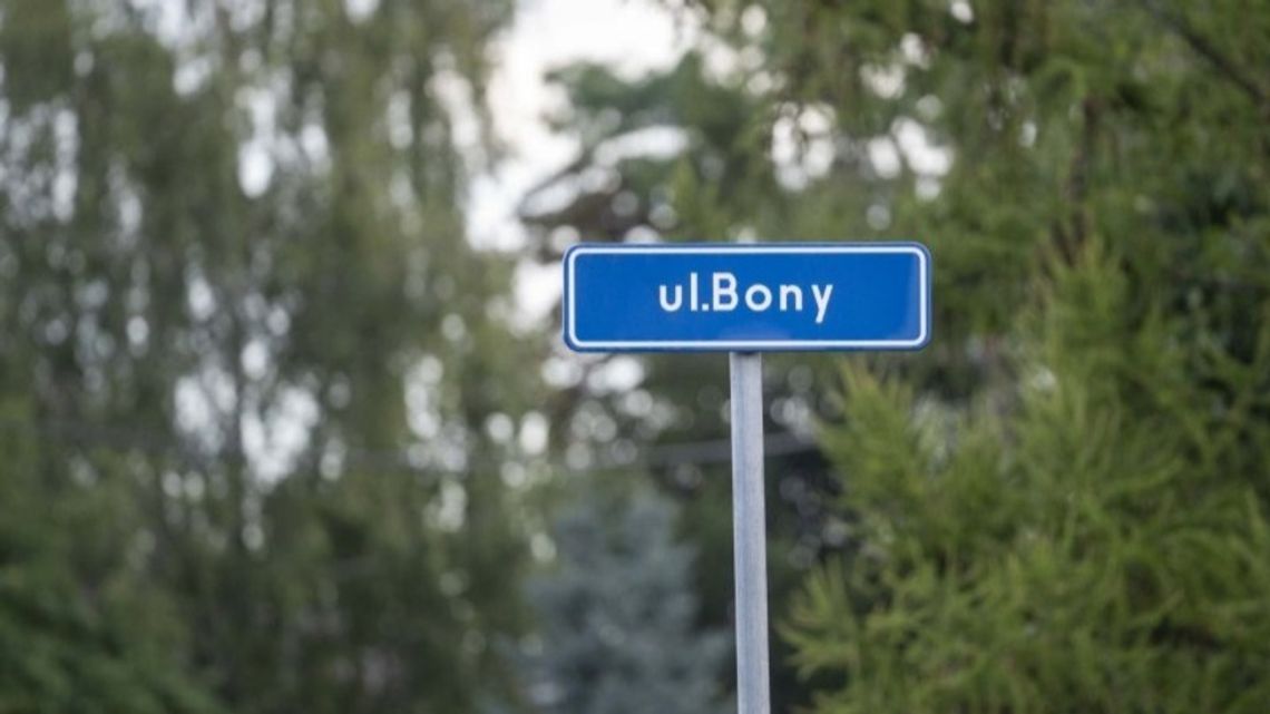 Remont ulicy Bony na Podzamczu w Ciechanowie Tabliczka z nazwą ulicy Bony w Ciechanowie na tle drzew.