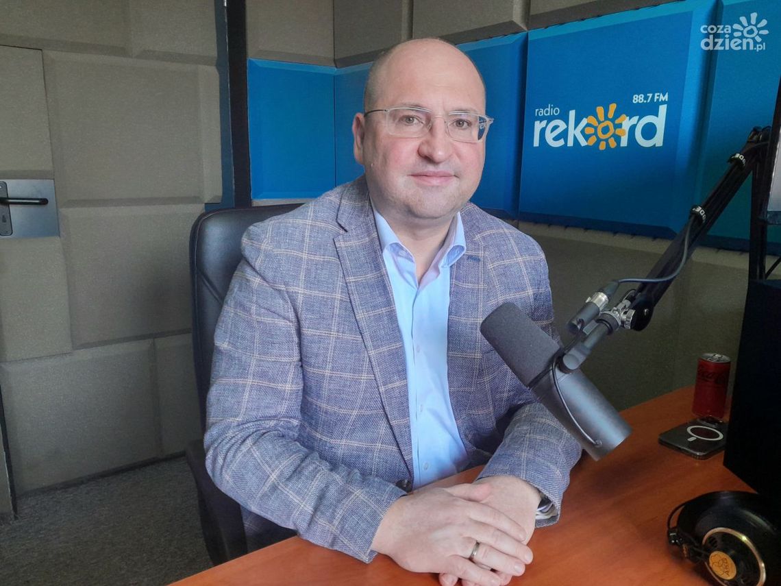 Adam Bielan: Proszę sobie wyobrazić, że nagle w Ciechanowie ląduje 1,5 tysiąca migrantów z Afryki Północnej. Pakt migracyjny musi być zablokowany Adam Bielan: Proszę sobie wyobrazić, że nagle w Ciechanowie ląduje 1,5 tysiąca migrantów z Afryki Północnej. Pakt migracyjny musi być zablokowany