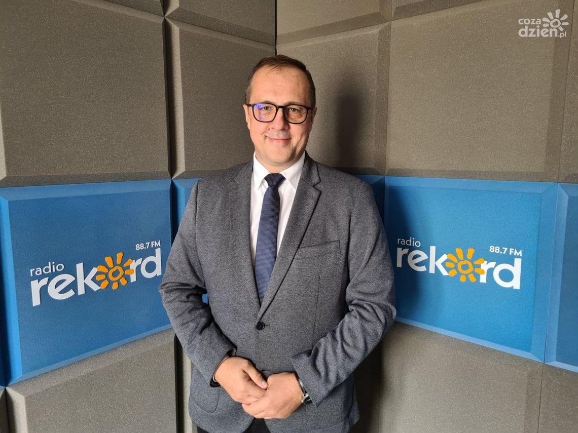 Adam Krzemiński: Mamy mnóstwo nieprecyzyjnych wytycznych. Dyrektorzy stanęli na pierwszej linii frontu Adam Krzemiński: Mamy mnóstwo nieprecyzyjnych wytycznych. Dyrektorzy stanęli na pierwszej linii frontu