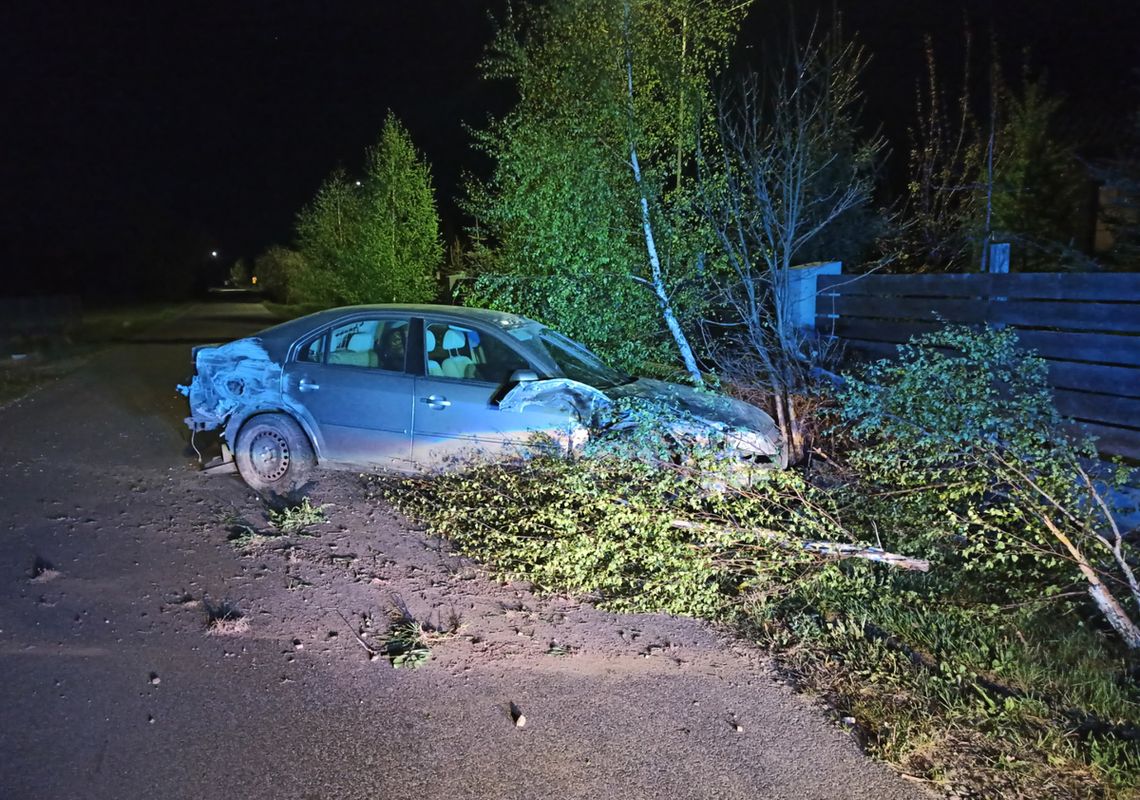 Agresywny 23-latek uderzył w ogrodzenie skradzionym autem i próbował uciekać