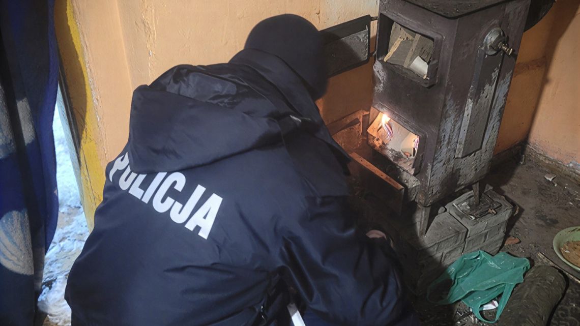 Policjant rozpala w piecu