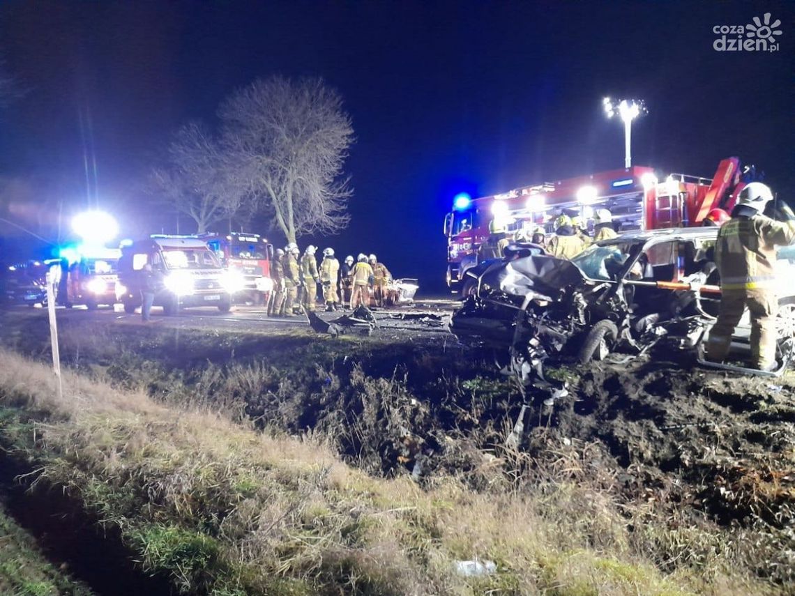 [akt.] Kierowca nie żyje! 3 osoby ranne, w tym dwoje dzieci. Wypadek w Skarżynku pod Ciechanowem