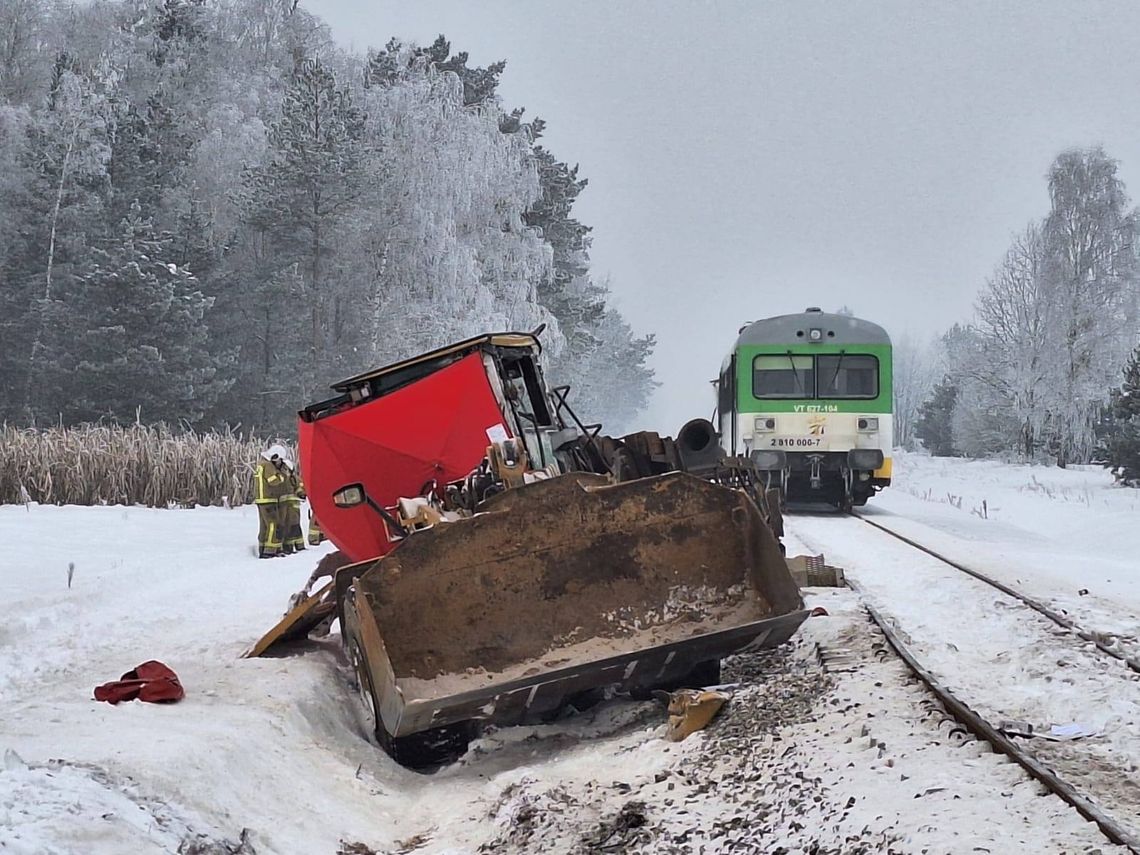 AKTUALIZACJA: Nie żyje kierowca koparki. Pojazd zderzył się z szynobusem AKTUALIZACJA: Nie żyje kierowca koparki. Pojazd zderzył się z szynobusem