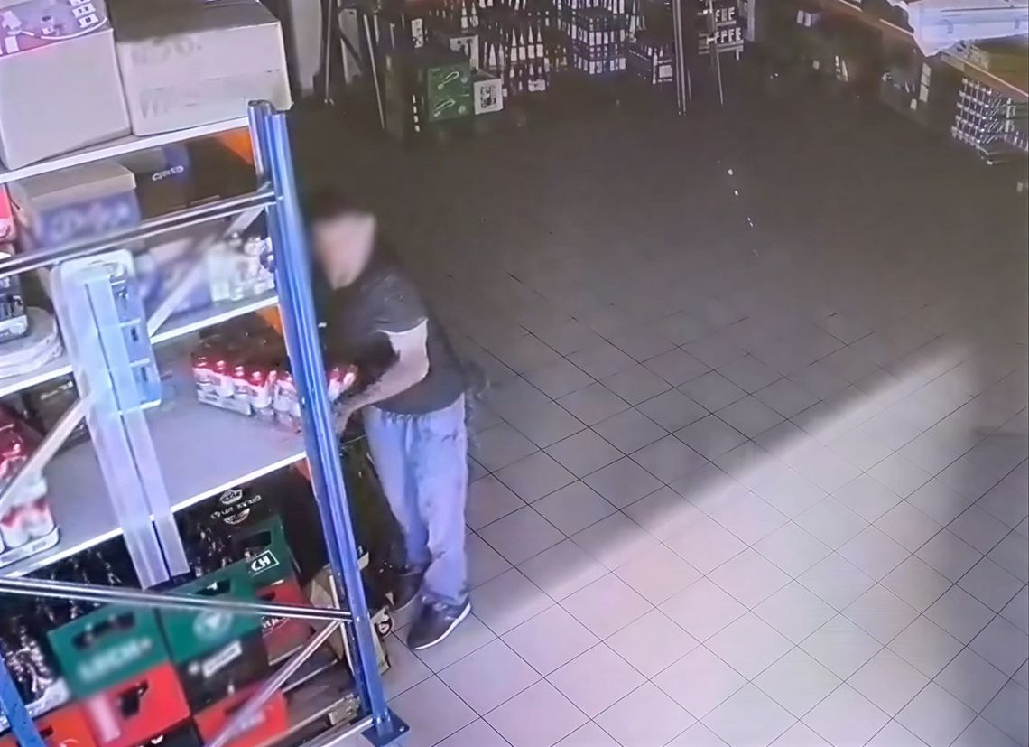 Włamywać podnosi zgrzewkę z piwem